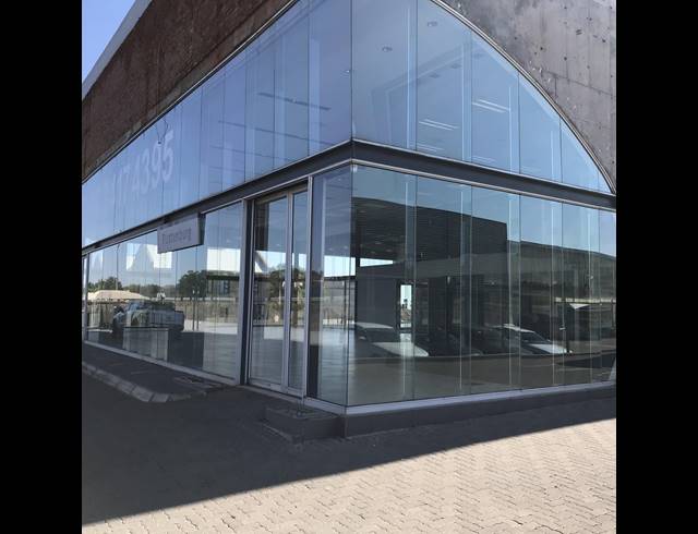 3,050M² SHOWROOM TO LET IN WATERVAL EAST